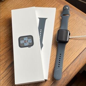 Apple SE 44 mm Smartwatch GPS with S/M Black Band new